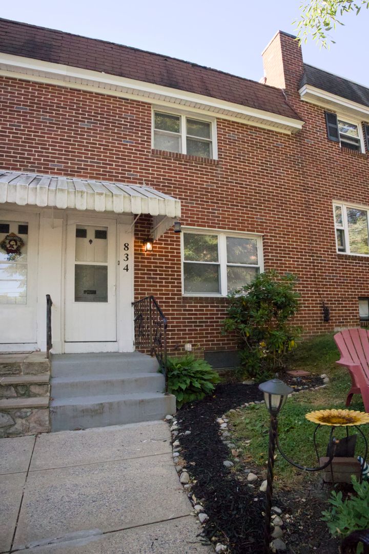 Lancaster House: 834 Wabank Street