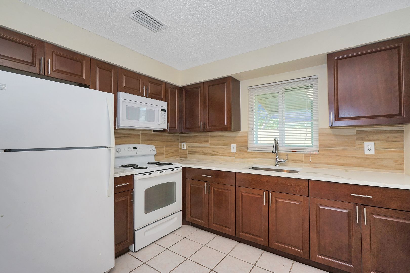Dania Beach Apartment: 2716 SW 46 STREET #1-2