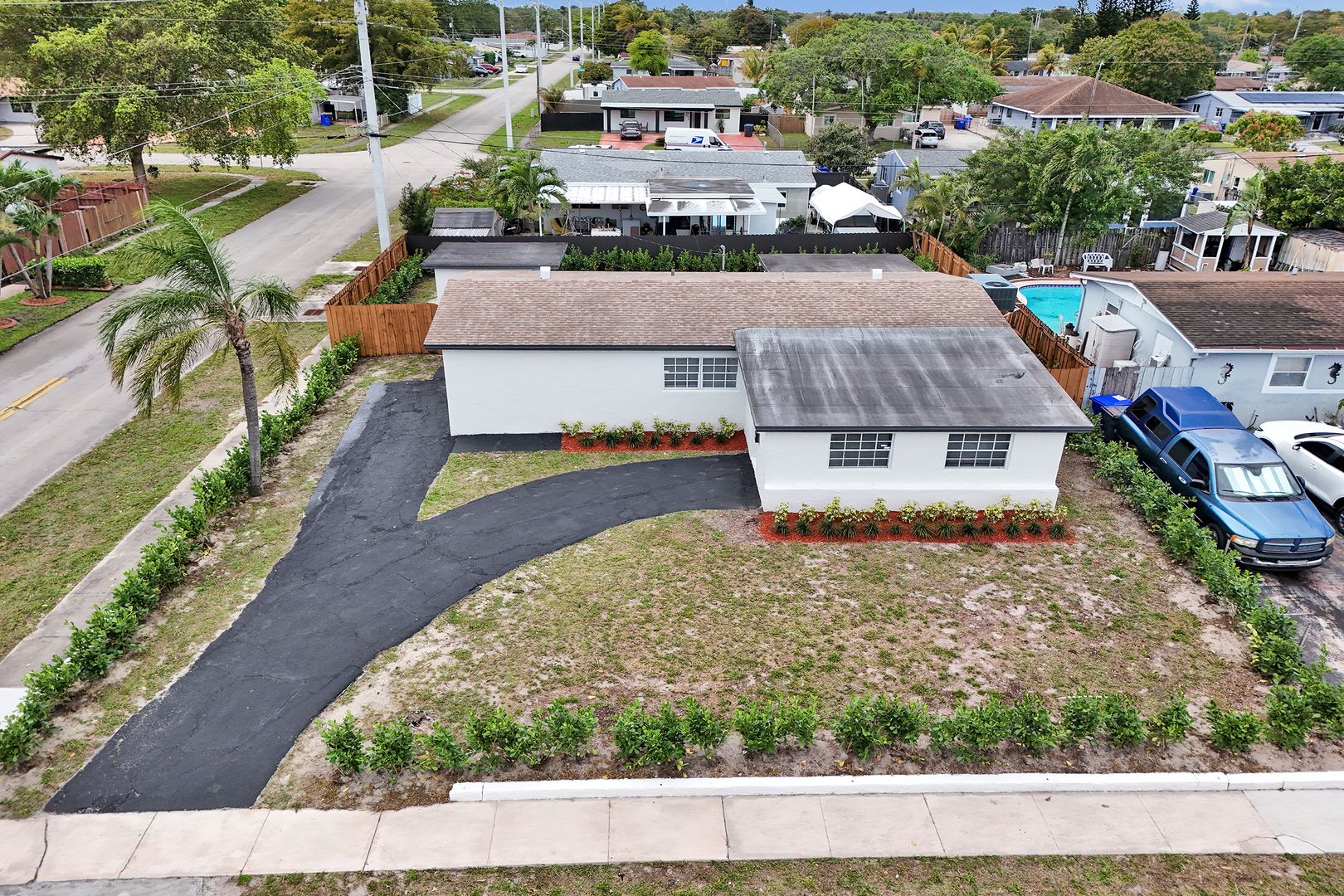 Hollywood House: 700 N 70 Avenue