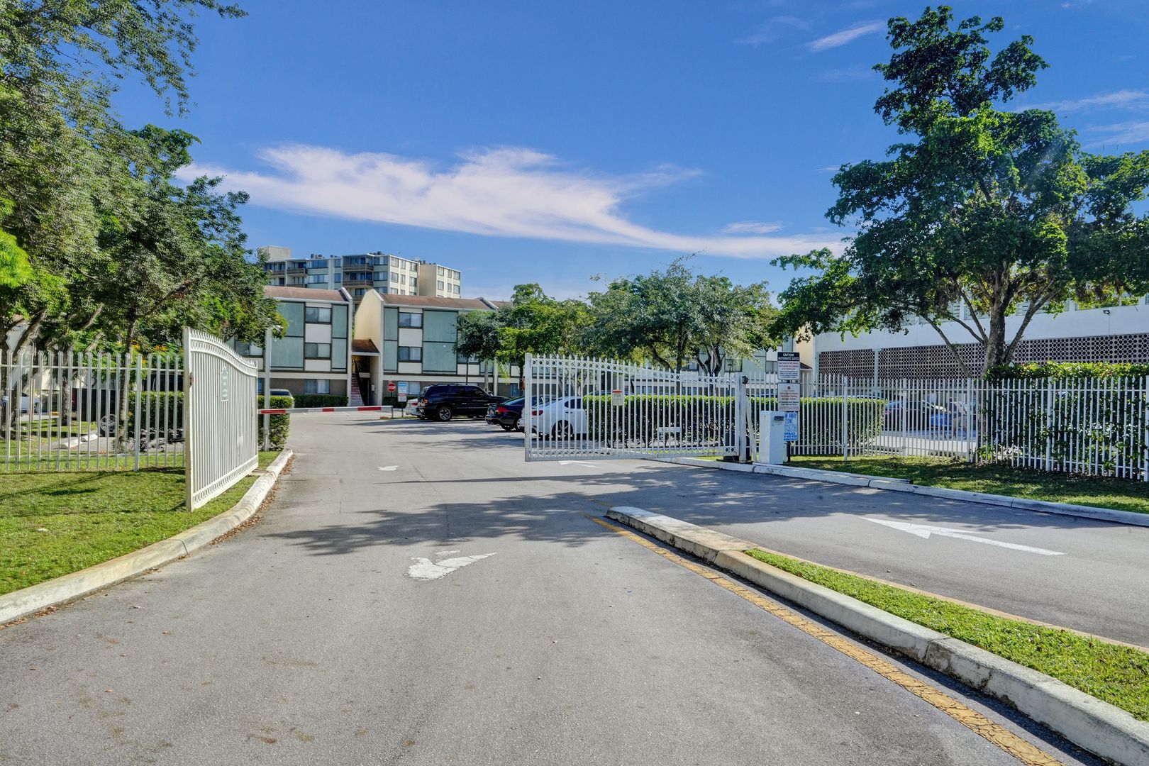 Lauderhill Apartment: 4222 Inverrary Blvd #4309