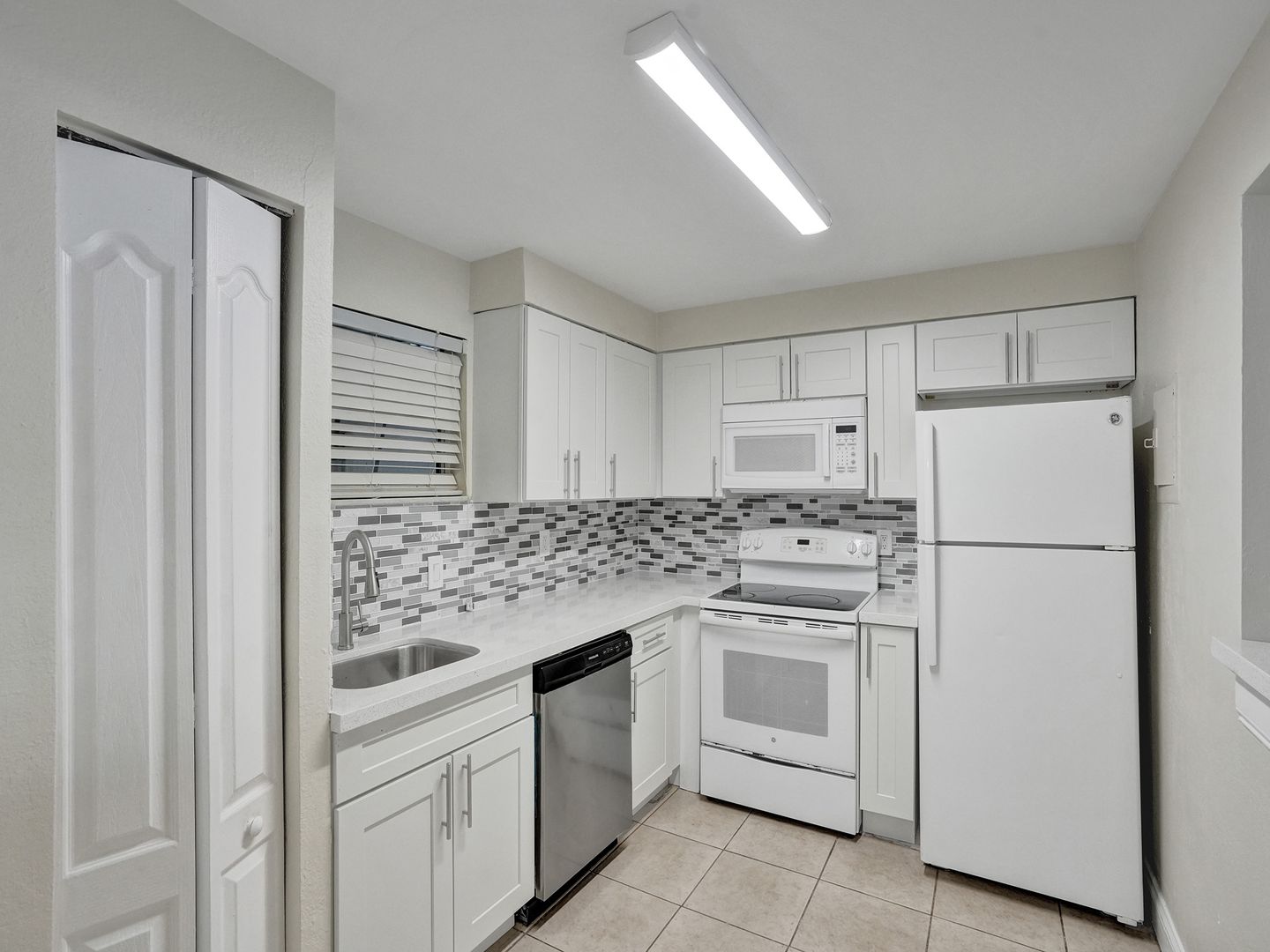 Sunrise Condo: 4205 N University Dr #108