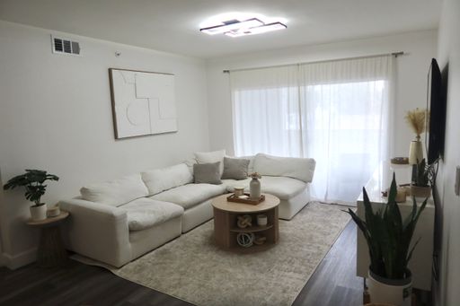 LOCATION, LOCATION, LOCATION! Large 2/2 steps from schools, restaurants and more – photo 1