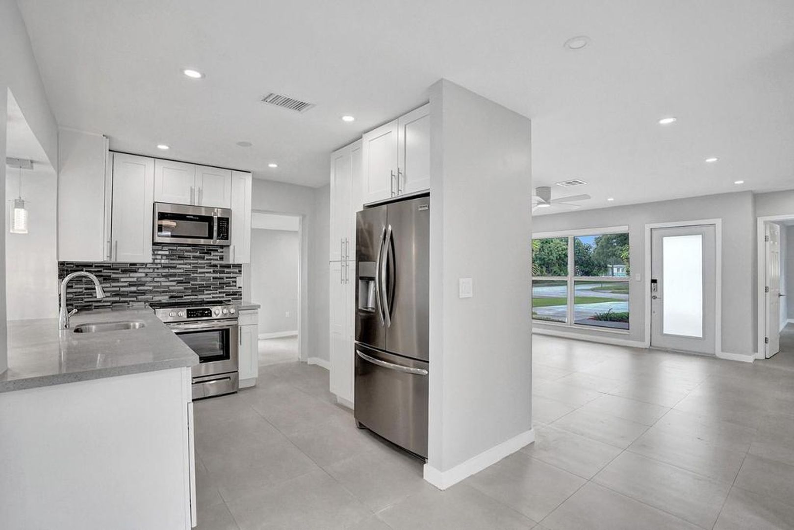 Hollywood House: 6670 DOUGLAS ST
