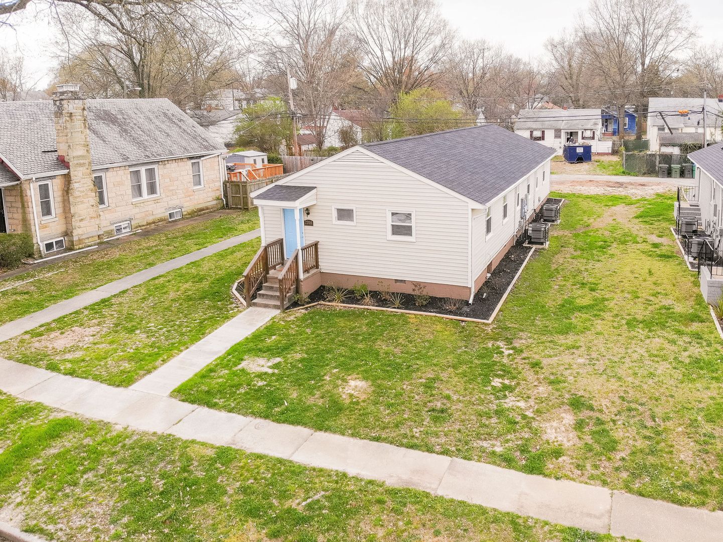 Richmond Apartment: 220 W 31st St, Unit B