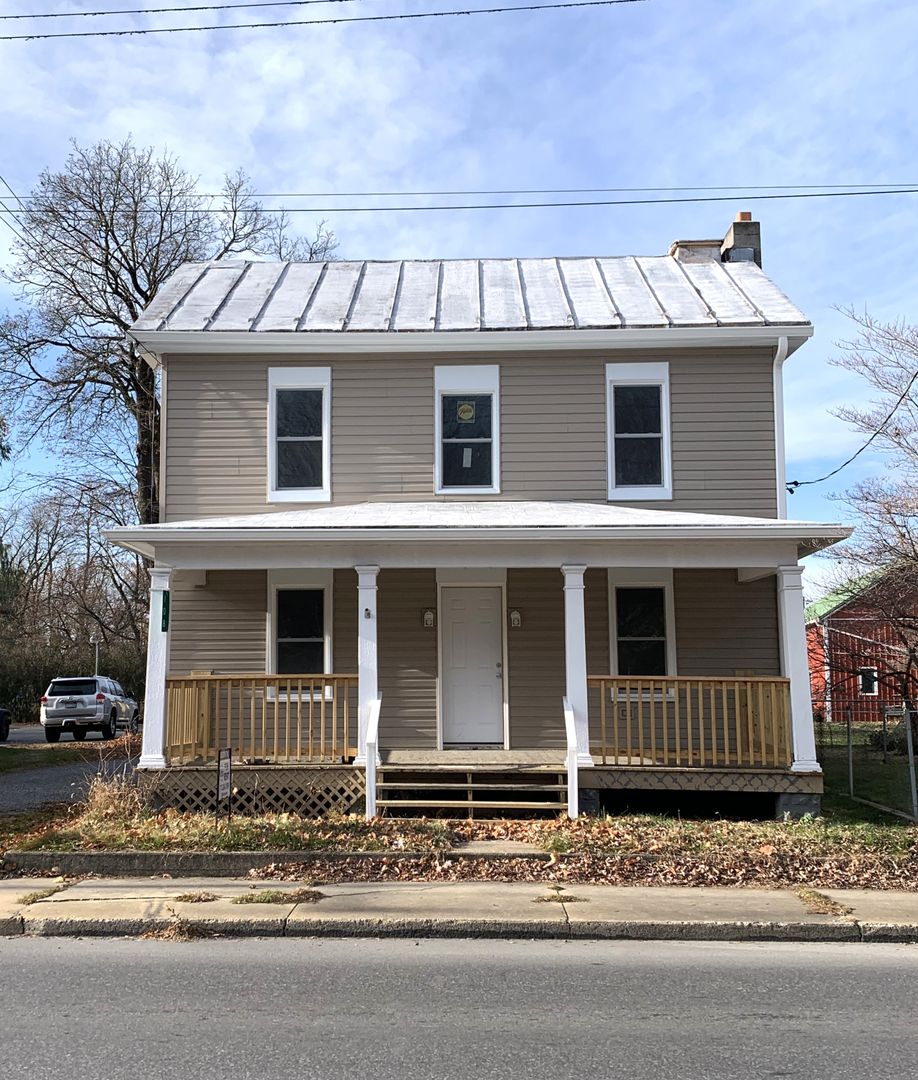 Shippensburg House: 108 S Fayette St