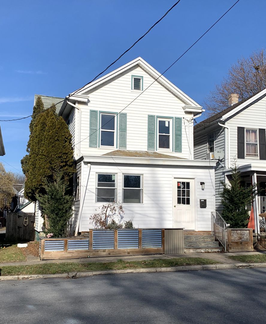 Chambersburg House: 731 E Washington St