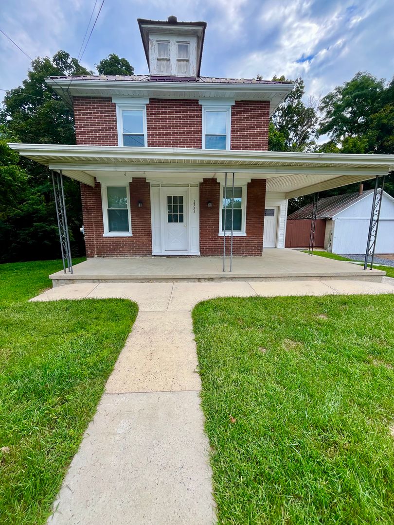 Chambersburg House: 1335 Edenville Rd