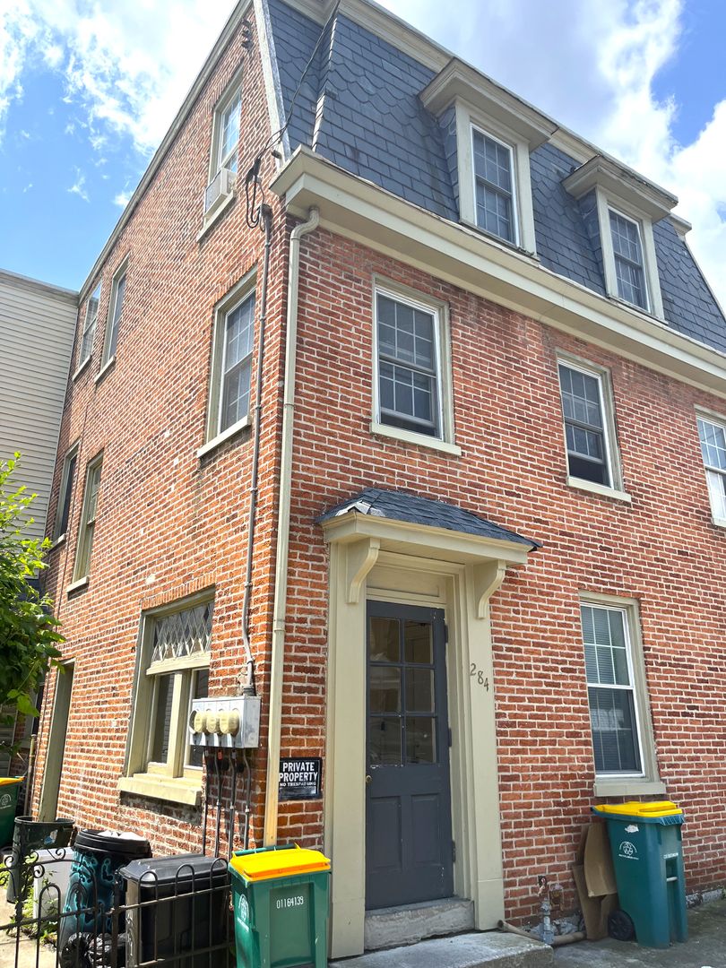 Second-Floor 2 Bedroom / 1 Bathroom Apartment – West of Chambersburg
