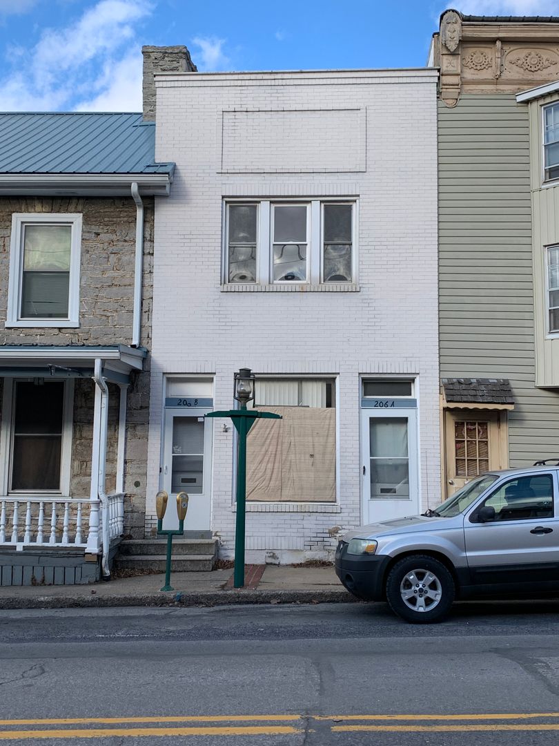 McConnellsburg Apartment: 206 Lincoln Way East