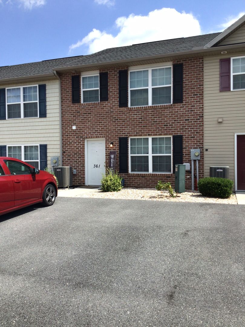 Chambersburg Apartment: 351-365 Lantern Ln