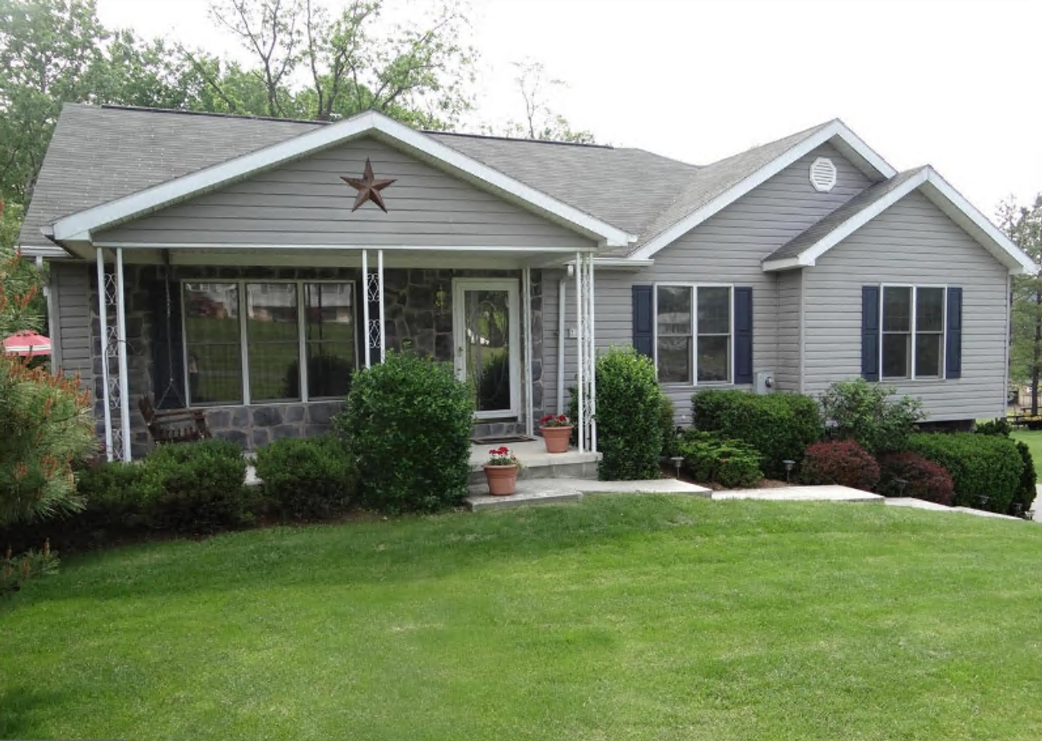 Spacious 5-Bedroom Home with Finished Basement, Custom Kitchen & Pet-Friendly Yard!