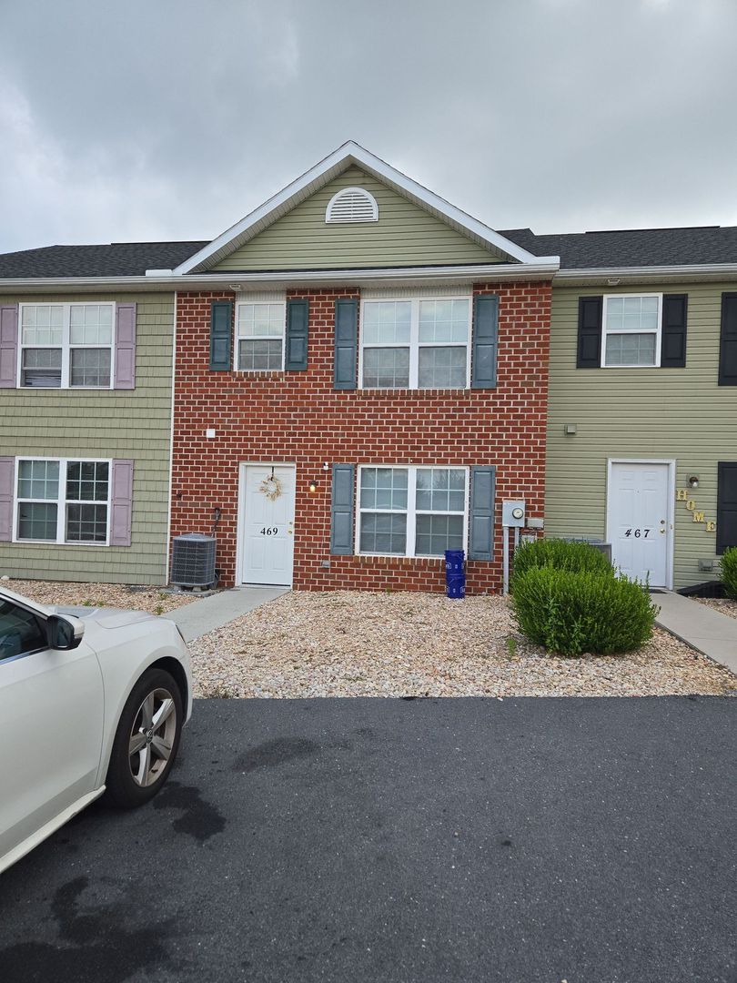 Chambersburg Apartment: 457-471 Lantern Ln