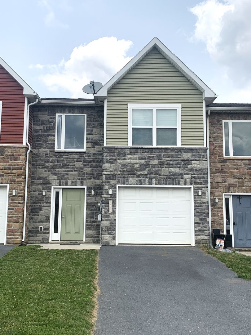 Chambersburg Townhome: 212 Meriweather Dr