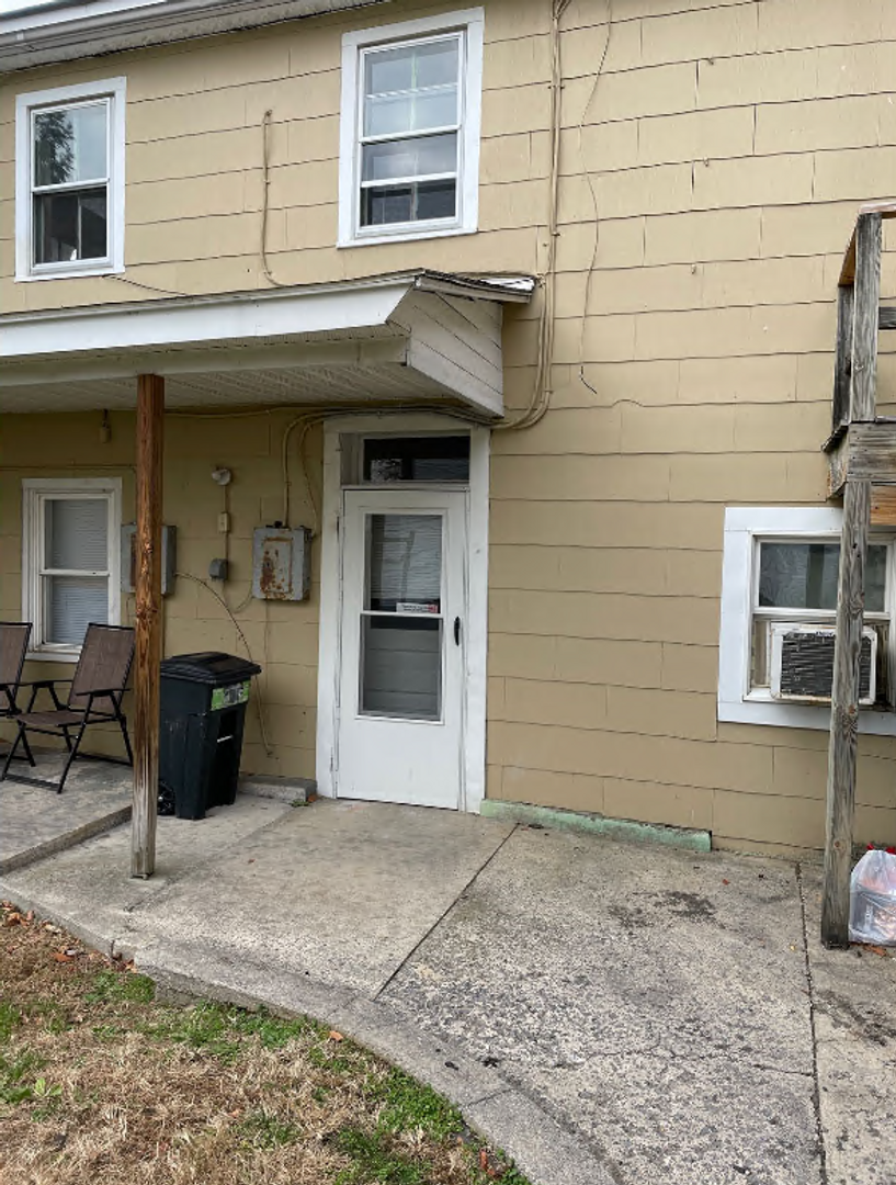 Waynesboro Apartment: 105 S Church St