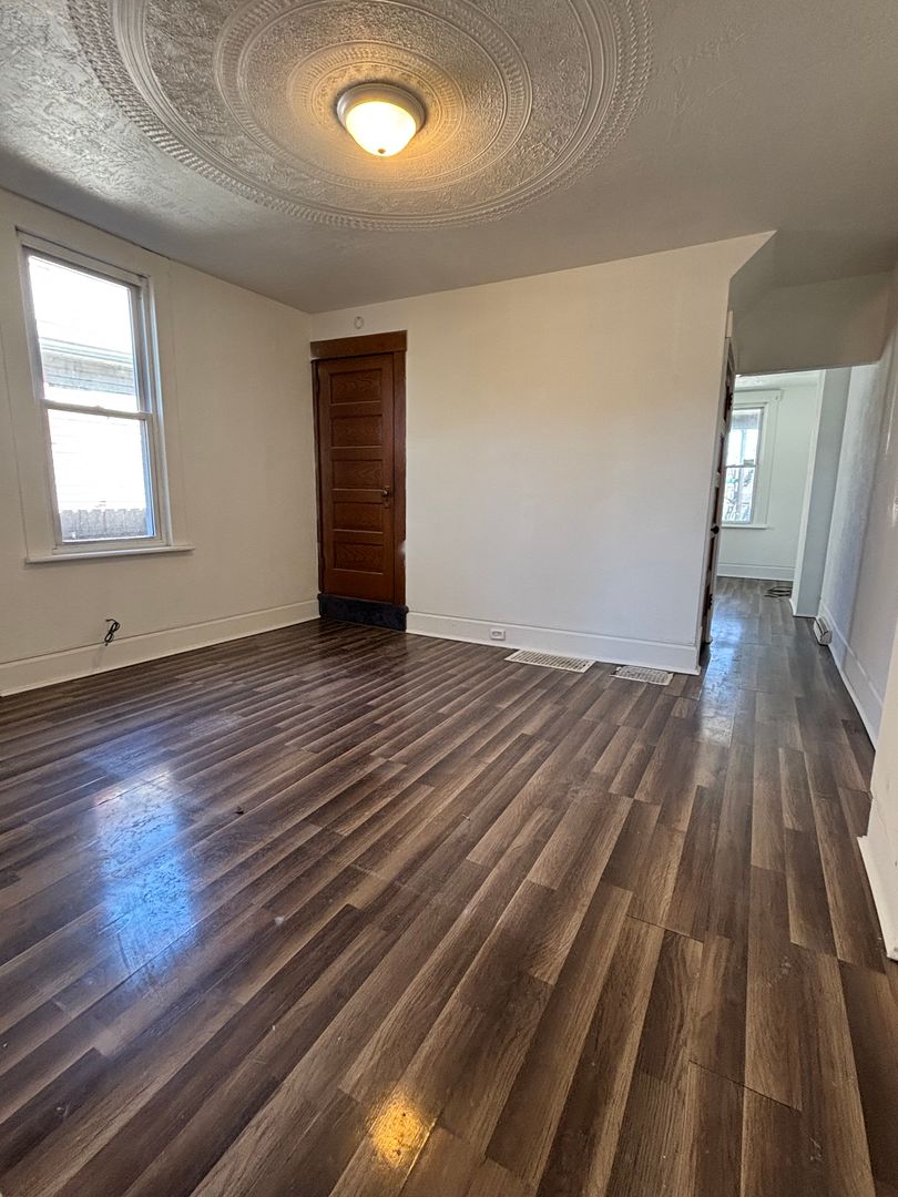 2 bed/1 bathroom duplex