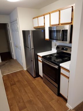 1BD/1B Eleanor Renovation AVAILABLE NOW!