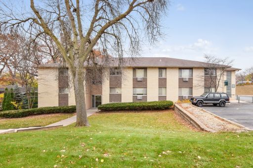 Spacious 1 bedroom apartments in the heart of Monona – photo 1