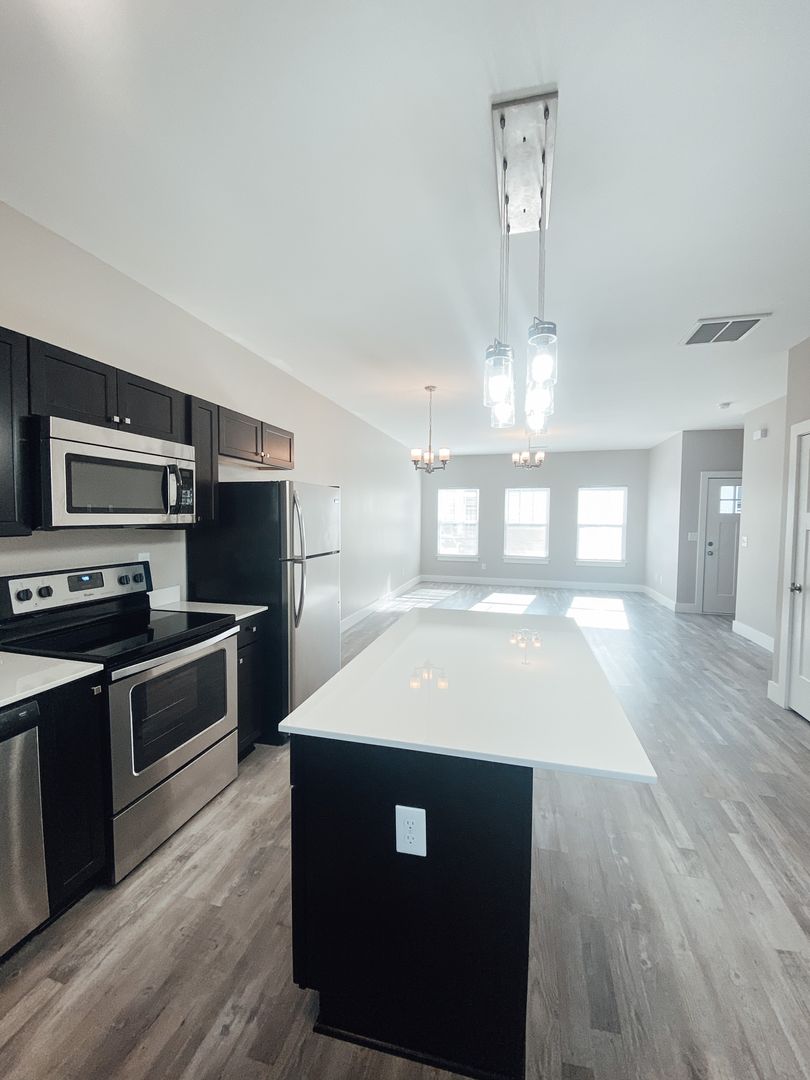 Wellford Apartment: Halo Drive