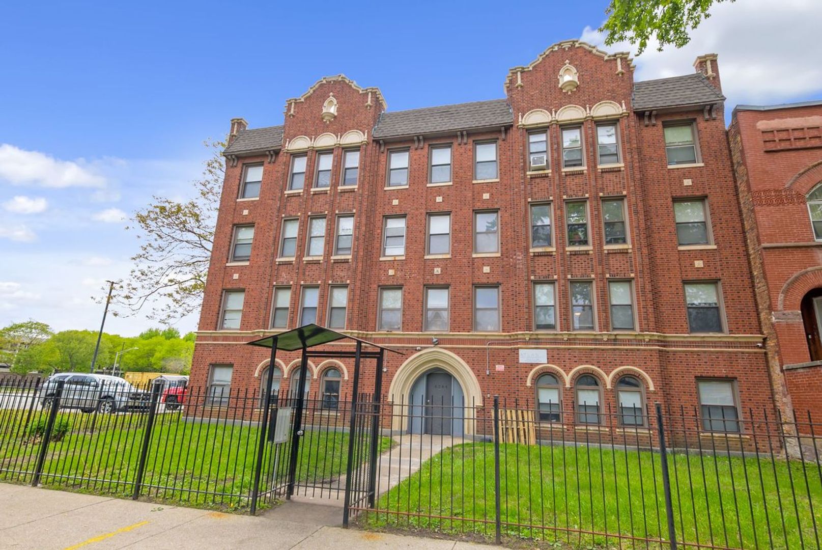 Chicago Apartment: 4344 S Ellis Ave