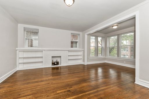 Three Bedroom in Jackson Park/South Shore – photo 1