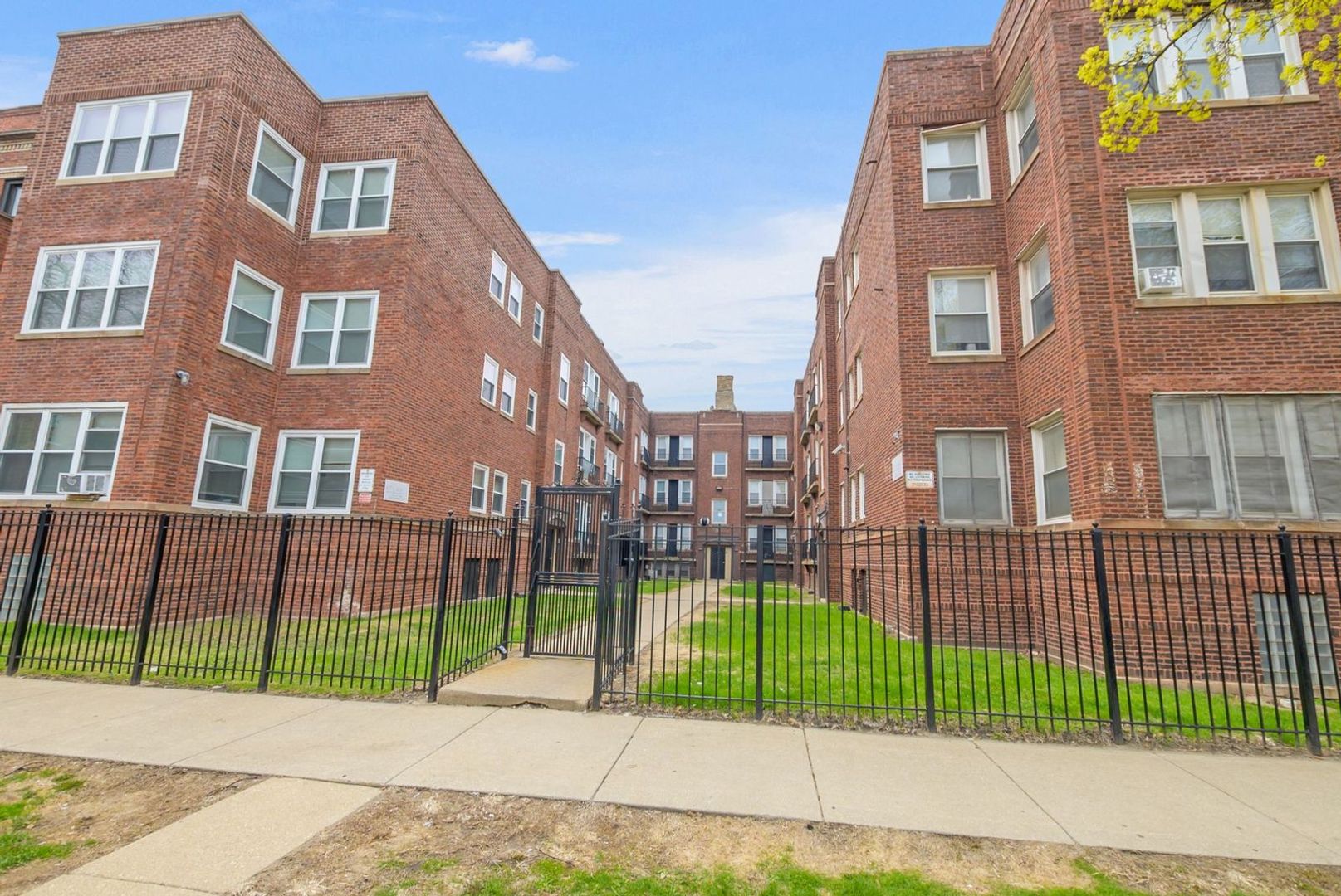 Chicago Apartment: 6100-6108 S Eberhart