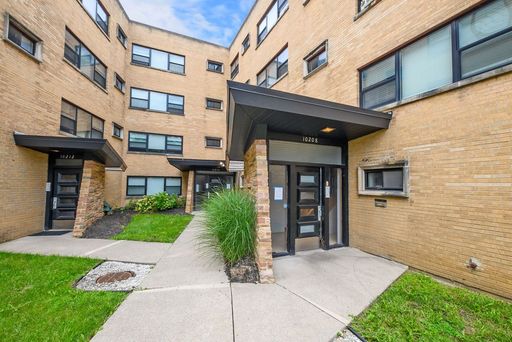 One Bedroom in Beverly – photo 1