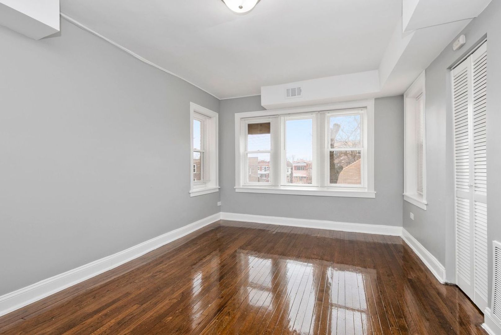 Chicago Apartment: 1215 E 72nd St