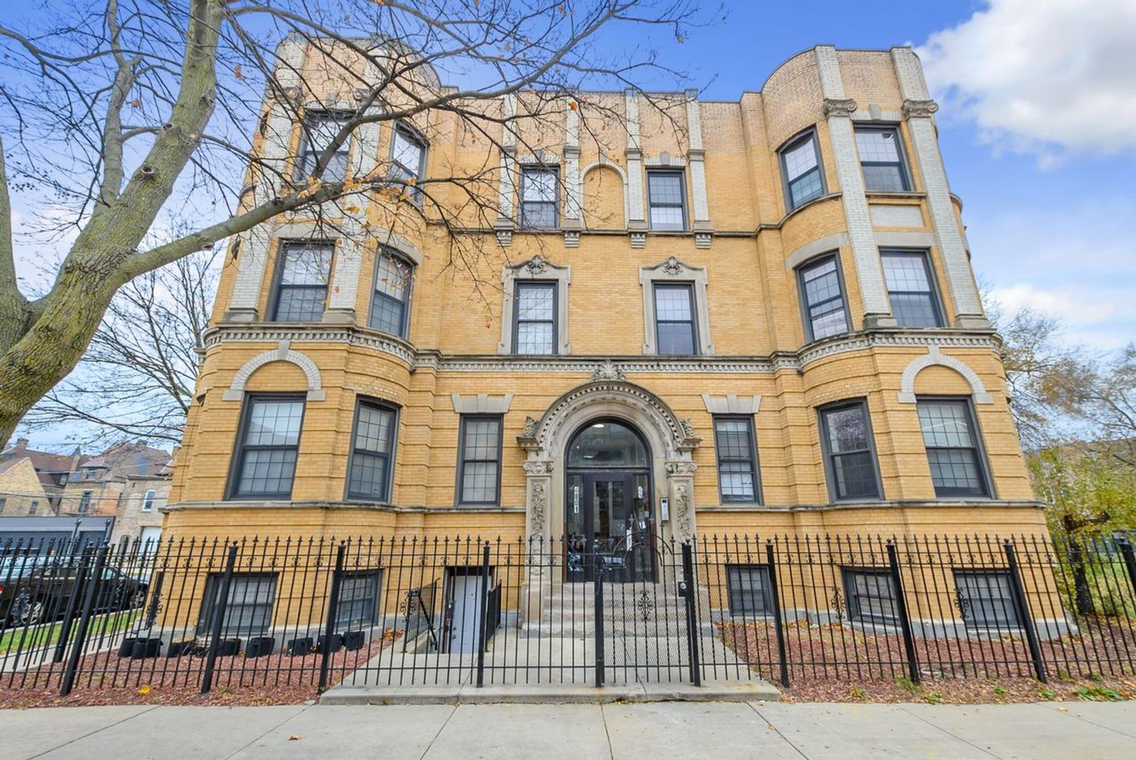 Chicago House: 4801 S Calumet Ave