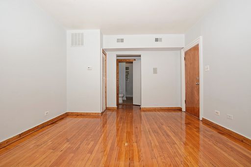 One Bedroom in Marquette Park – photo 1