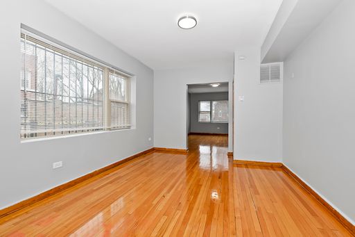 One Bedroom in Chicago Lawn – photo 1