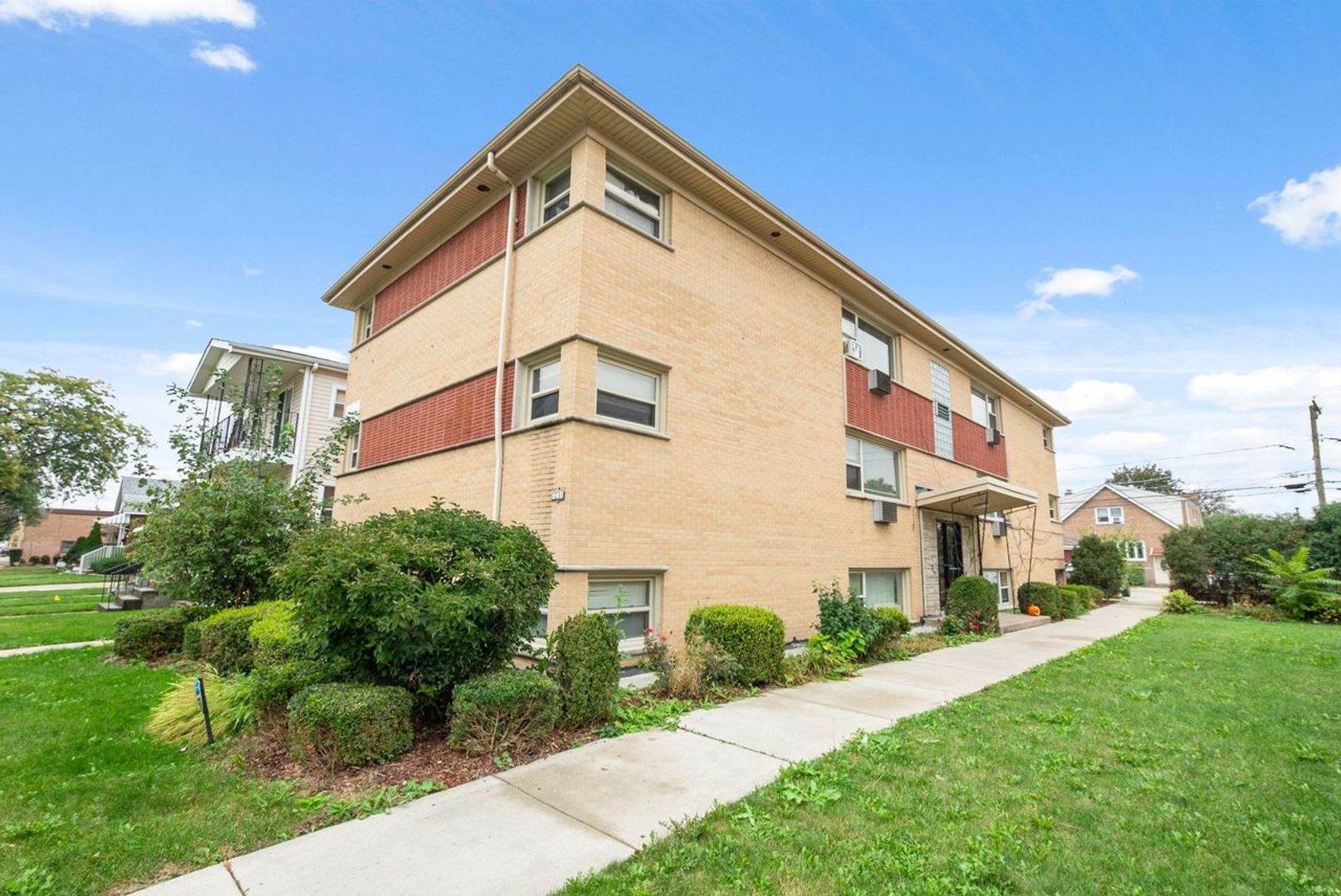 Summit Apartment: 7231 W. 61st St