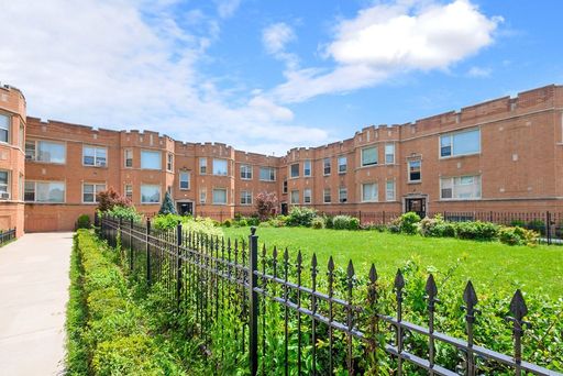 One Bedroom in Marquette Park – photo 1
