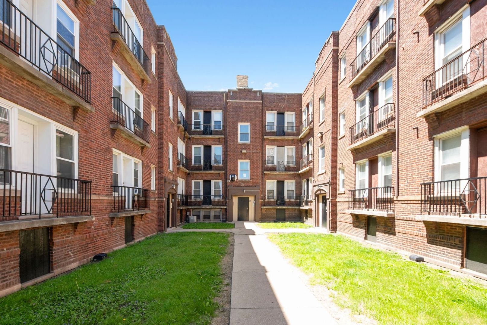 Chicago Apartment: 6100-6108 S Eberhart