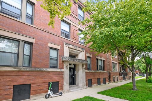 Three Bedroom Unit in Bronzeville – photo 1
