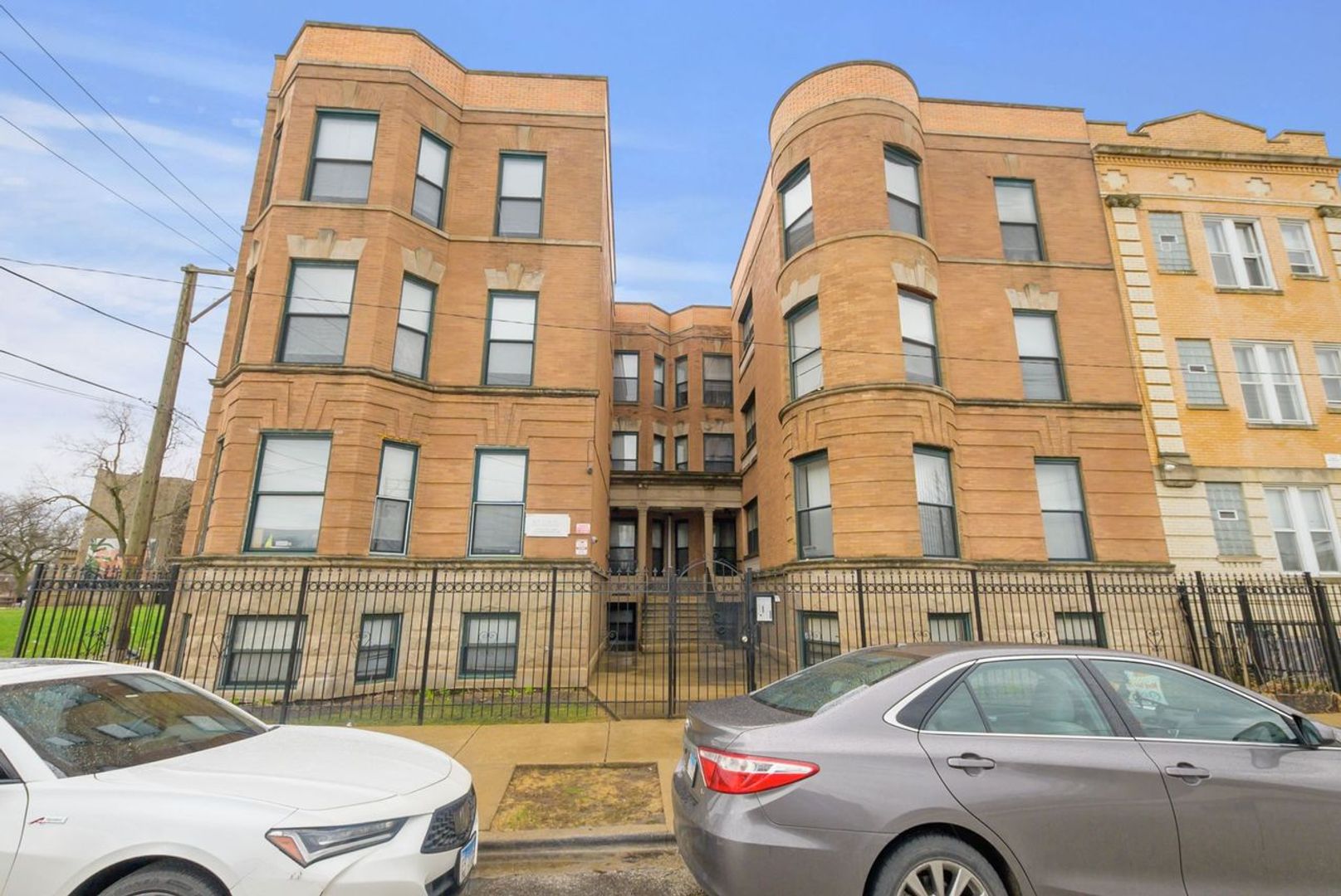 Chicago Apartment: 359 E 55th Pl Chicago, IL 60637