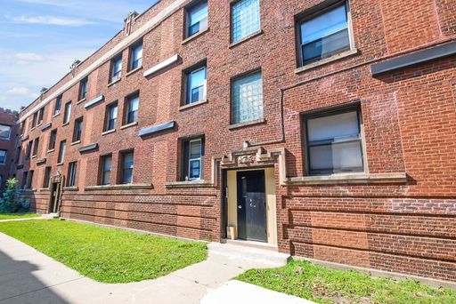 Two Bedroom Unit in Bronzeville – photo 1