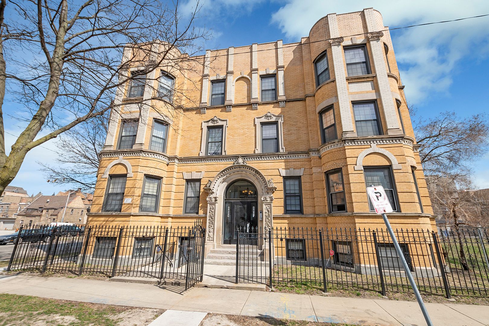 Chicago House: 4801 S Calumet Ave