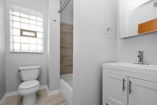 One Bedroom in Chicago Lawn – photo 1
