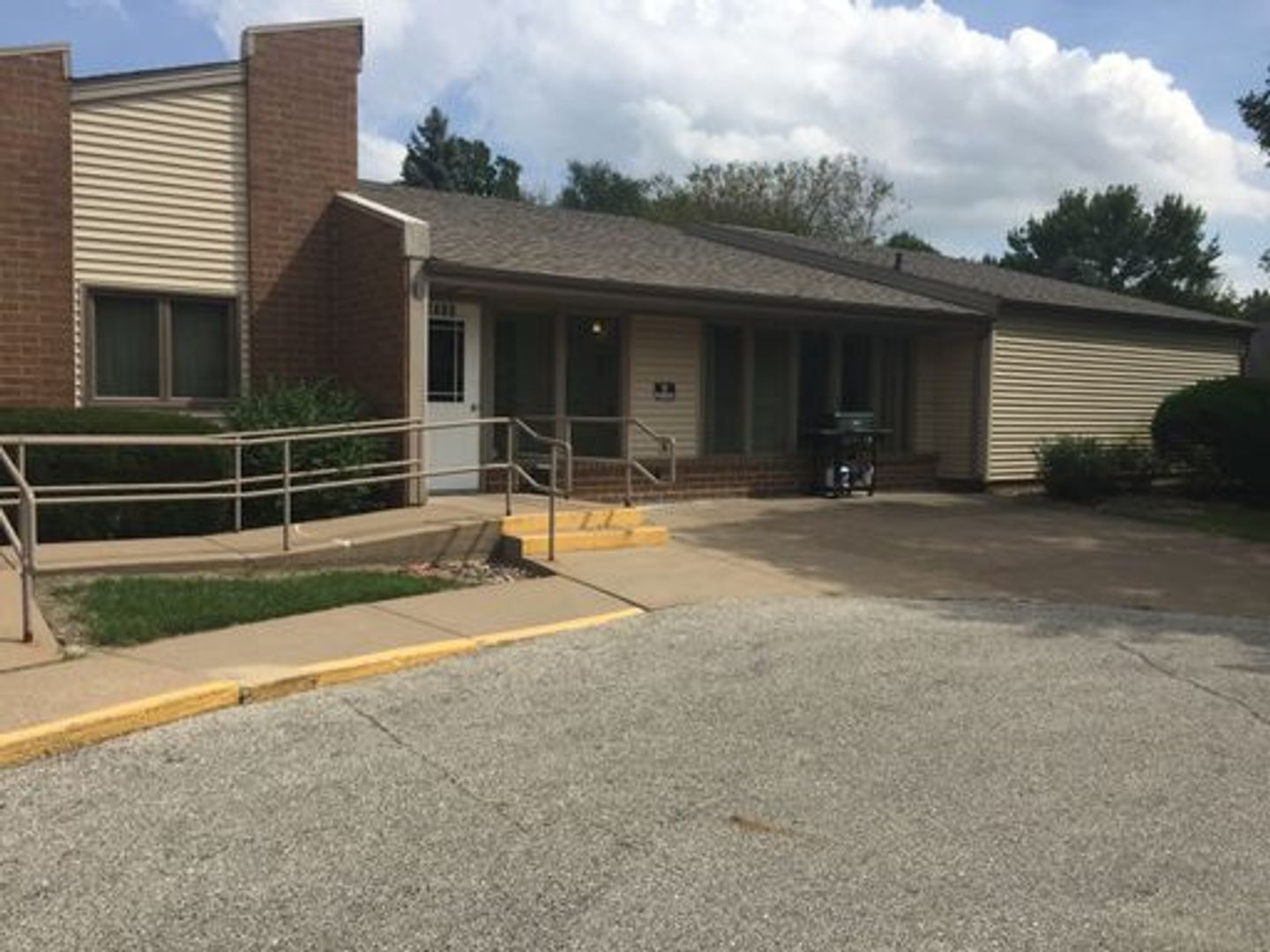 Moline Apartment: 2350-2400 1st Street A Drive