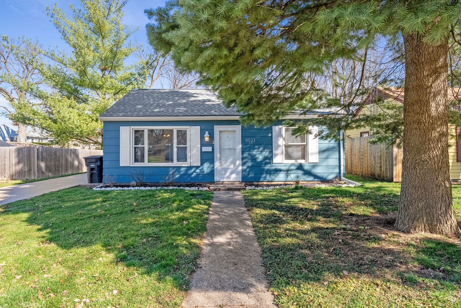 3 bed 1 bath Home on Rock Island/Moline border!