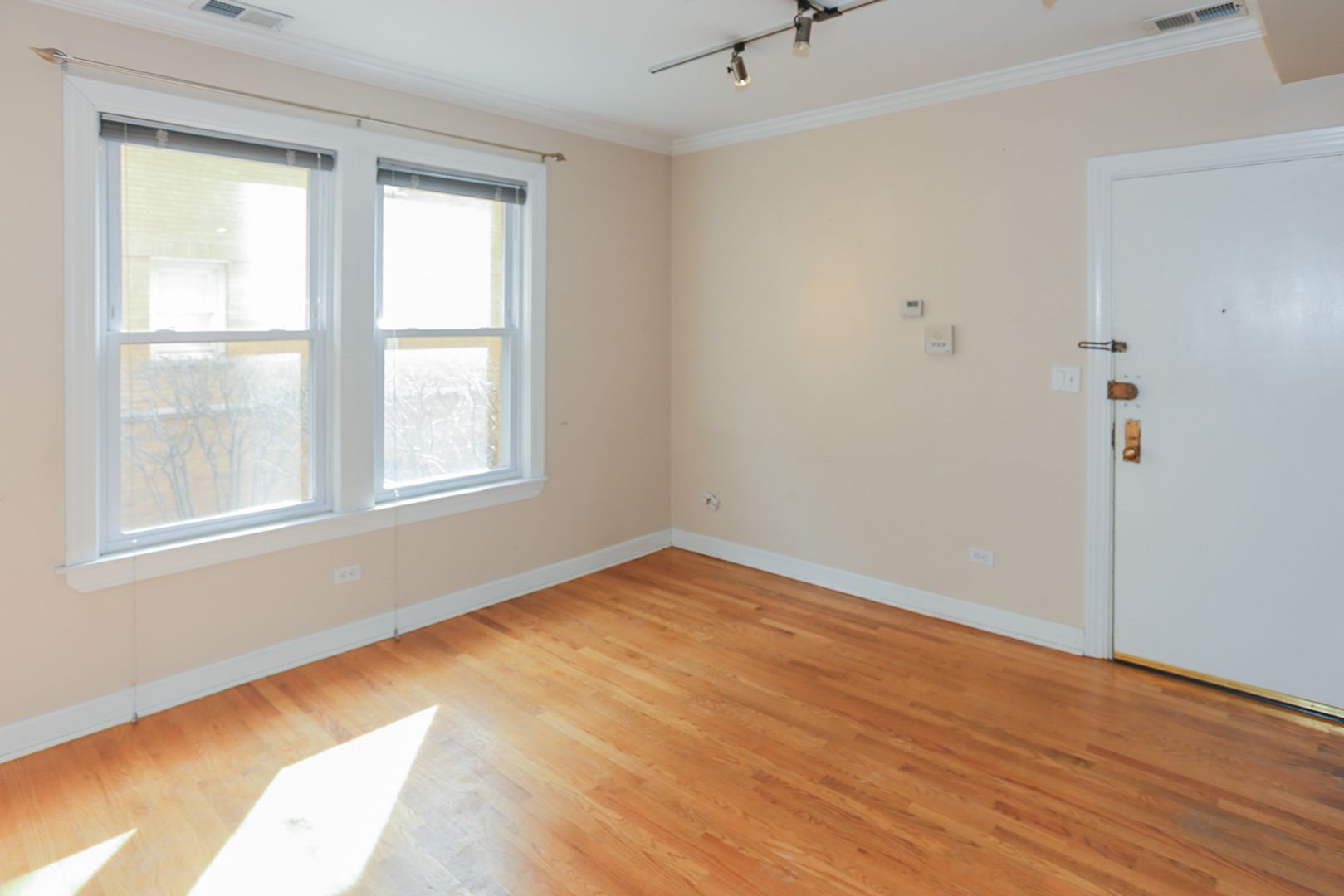 Chicago Apartment: 628 W. Roscoe St.