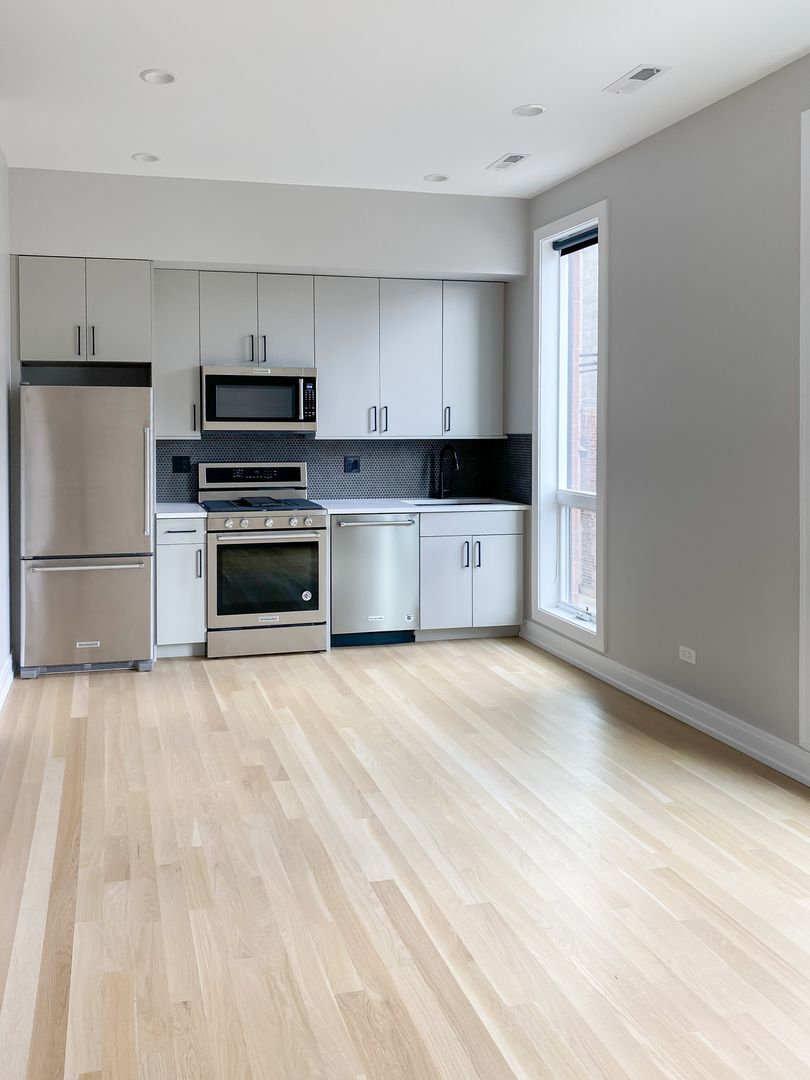 Chicago Apartment: 1050 W. Cornelia Ave.