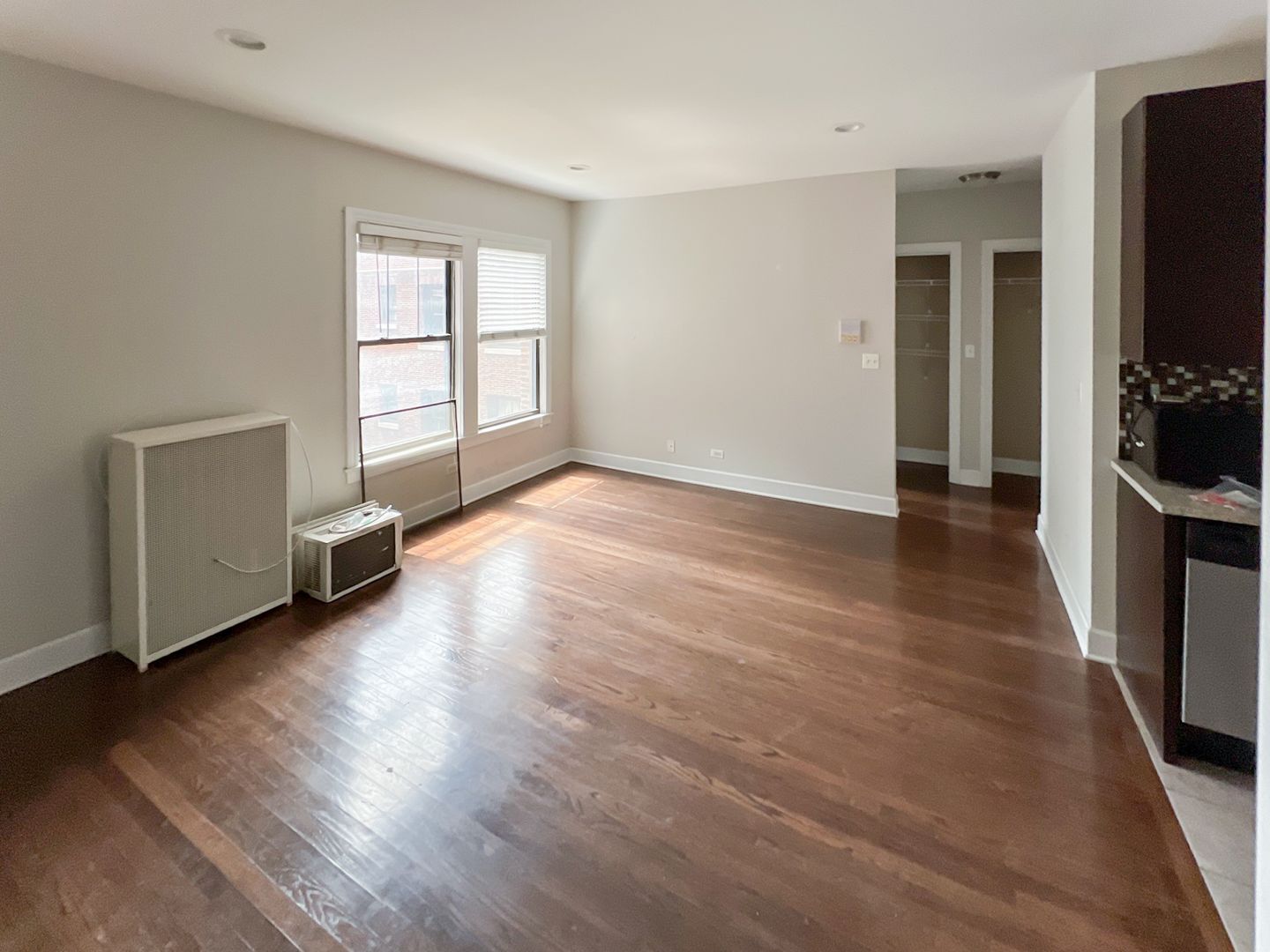 Chicago Apartment: 512 W. Cornelia Ave.