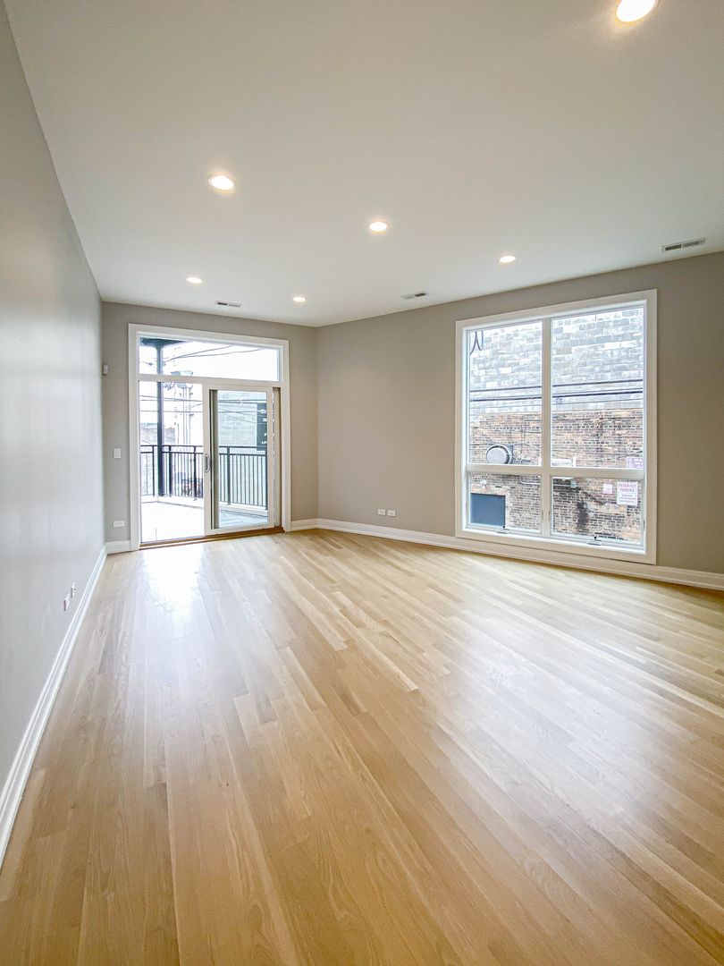 Chicago Apartment: 1050 W. Cornelia Ave.