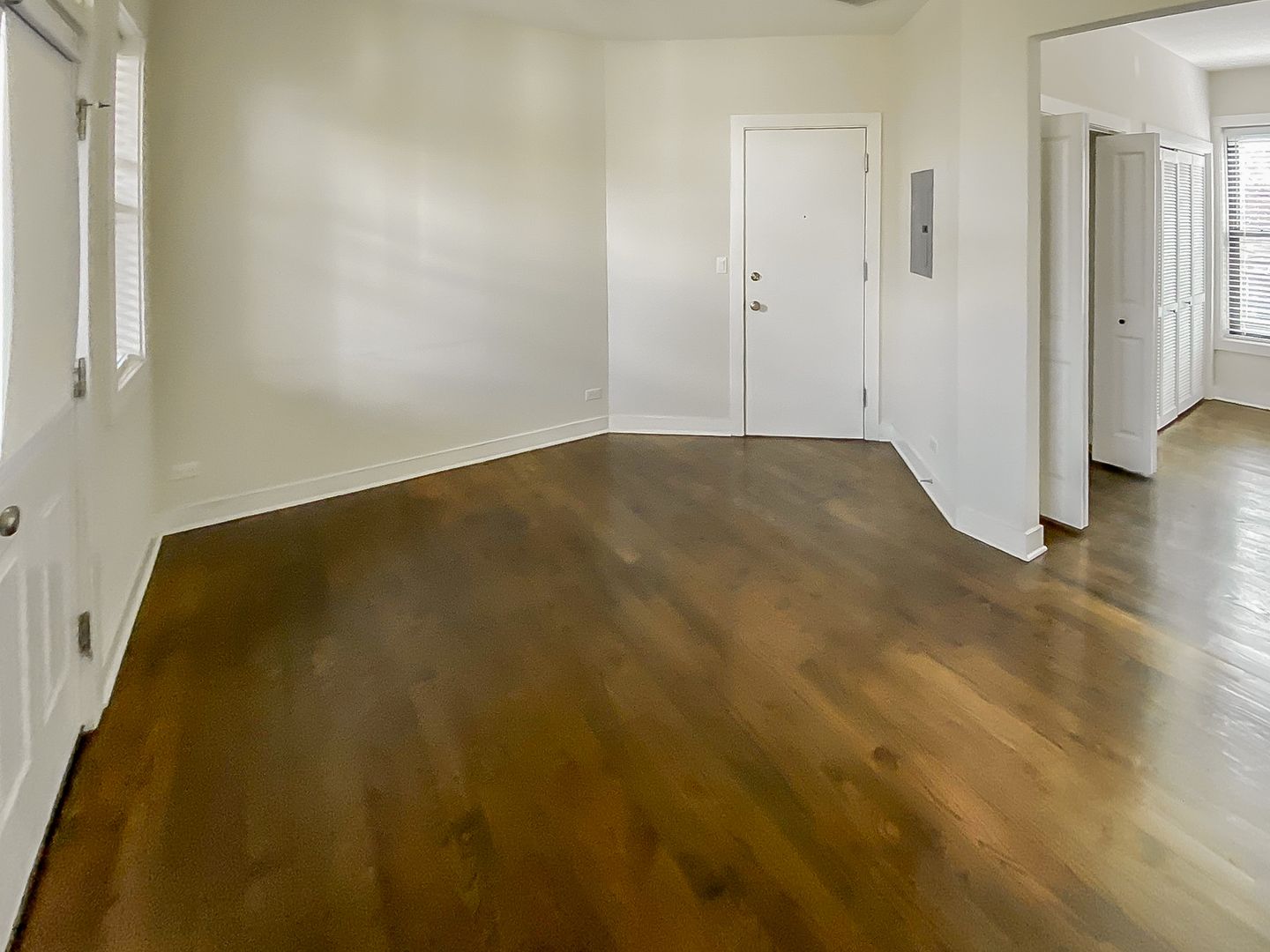 Chicago Apartment: 1600 W. Belle Plaine Ave.