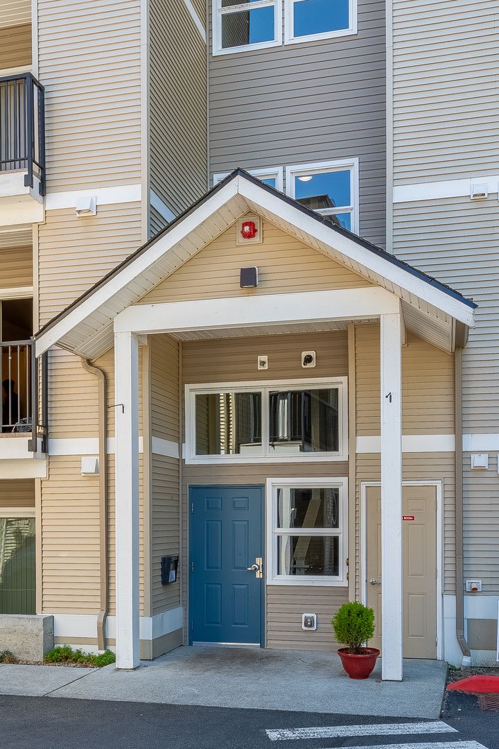 Renton Apartment: 10436 SE Carr Road