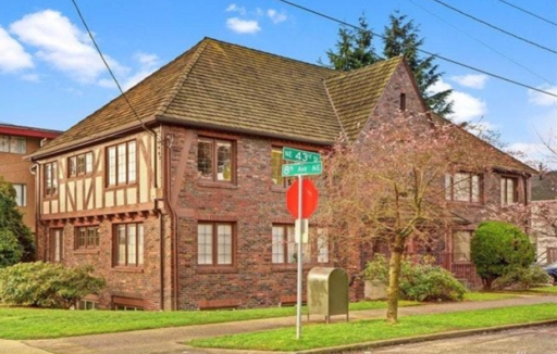 (1 MONTH FREE) Gorgeous 2 Bed/1 Bath Apt in Historical Building Available Now - U District – photo 1