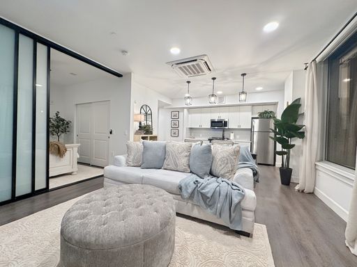 Furnished Corner 1x1 Apartment with Floor-to-Ceiling Windows – photo 1