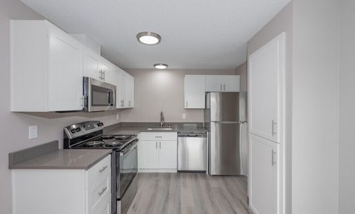 LEASE & LOOK SPECIAL - $1,000 OFF your move-in costs! – photo 1