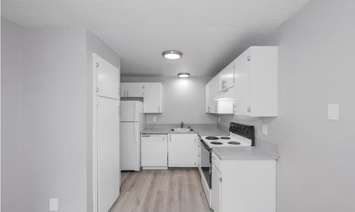 Top floor - 2 bedroom - Semi Renovated – photo 1